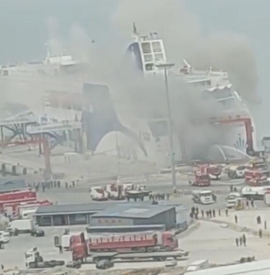 山東威海一輪船發生爆炸起火事故，現場黑煙漫天